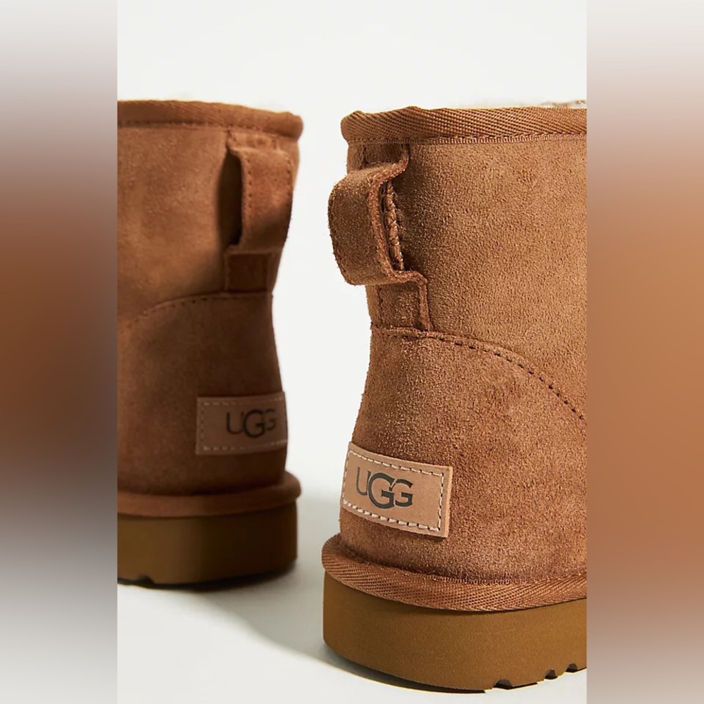LIKE NEW UGG Classic Mini II Boots! - Picture 3 of 9